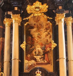 Obraz Narodzenia Najśw. Maryi Panny w ołtarzu głównym. 
